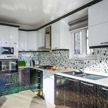 Sleeps 8 Pool Air Con Wifi كالكان
