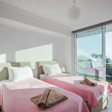 Sleeps 8 Pool Air Con Wifi فيلة