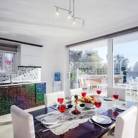 Sleeps 8 Pool Air Con Wifi * كالكان