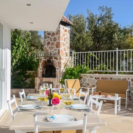 Sleeps 8 Pool Air Con Wifi *