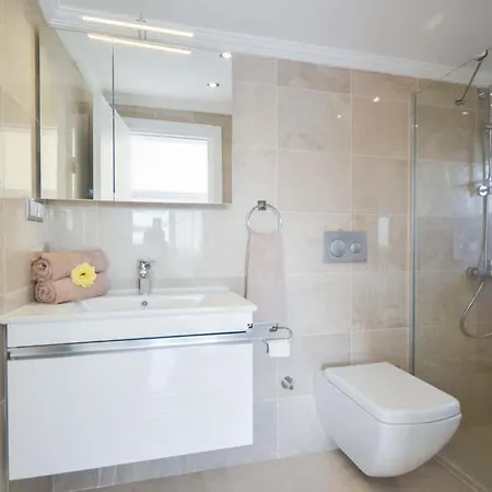 Sleeps 8 Pool Air Con Wifi *