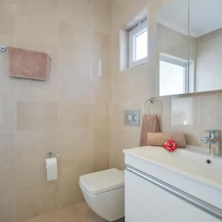 Sleeps 8 Pool Air Con Wifi * كالكان