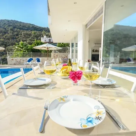 Sleeps 8 Pool Air Con Wifi فيلة