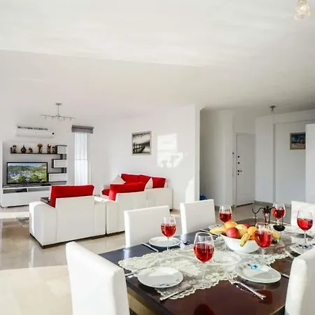 Sleeps 8 Pool Air Con Wifi *