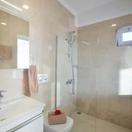 فيلة Sleeps 8 Pool Air Con Wifi كالكان