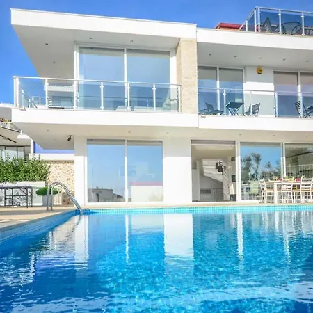 Sleeps 8 Pool Air Con Wifi Villa
